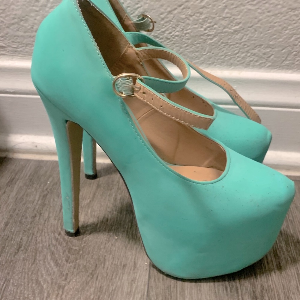 Cute teal pumps !